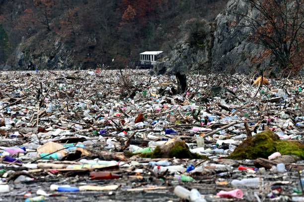 Dieser Horror-Fluss am Balkan ist komplett mit Müll übersäht