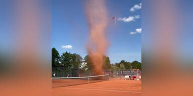Mini-'Tornado' verwüstet Tennisplatz