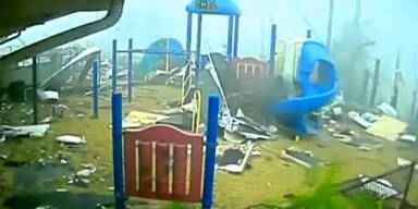 Tornado fegt über Spielplatz