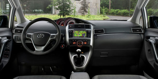 Toyota Auris Kombi und Verso Facelift