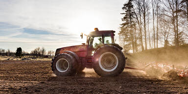 21-Jähriger stürzt mit Traktor in den Tod