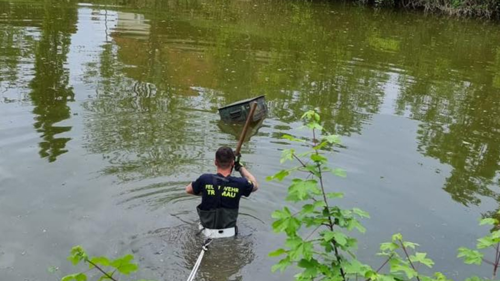 Feuerwehr fischt Tresor aus Teich und macht grausigen Fund oe24.at