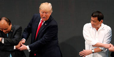Trump tourt durch Asien - und blamiert sich beim Handschlag