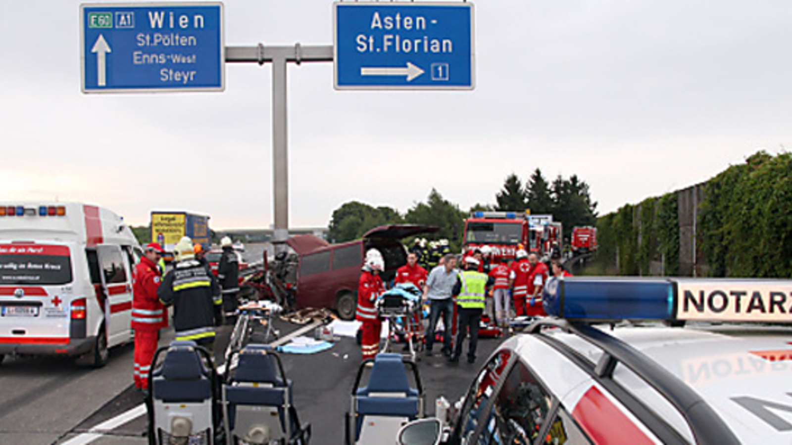 Drei Tote Bei Unfall Mit Kleinbus