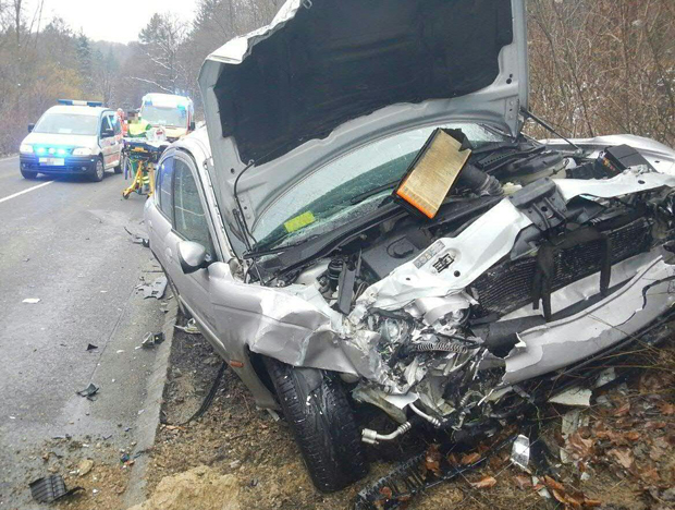 Frau bei Crash eingeklemmt – gestorben
