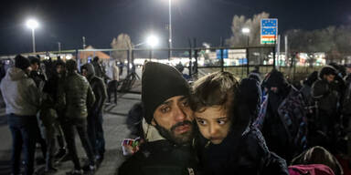 Hunderte Flüchtlinge an die Grenze gelockt