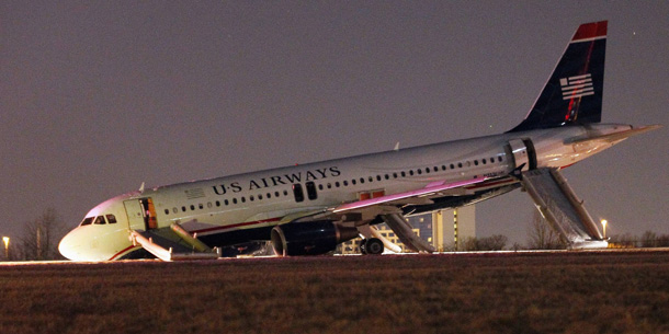 Flugzeug-Fahrwerk brach beim Start weg