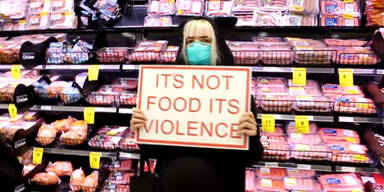Aktivisten verhindern Kauf von Fleisch im Supermarkt