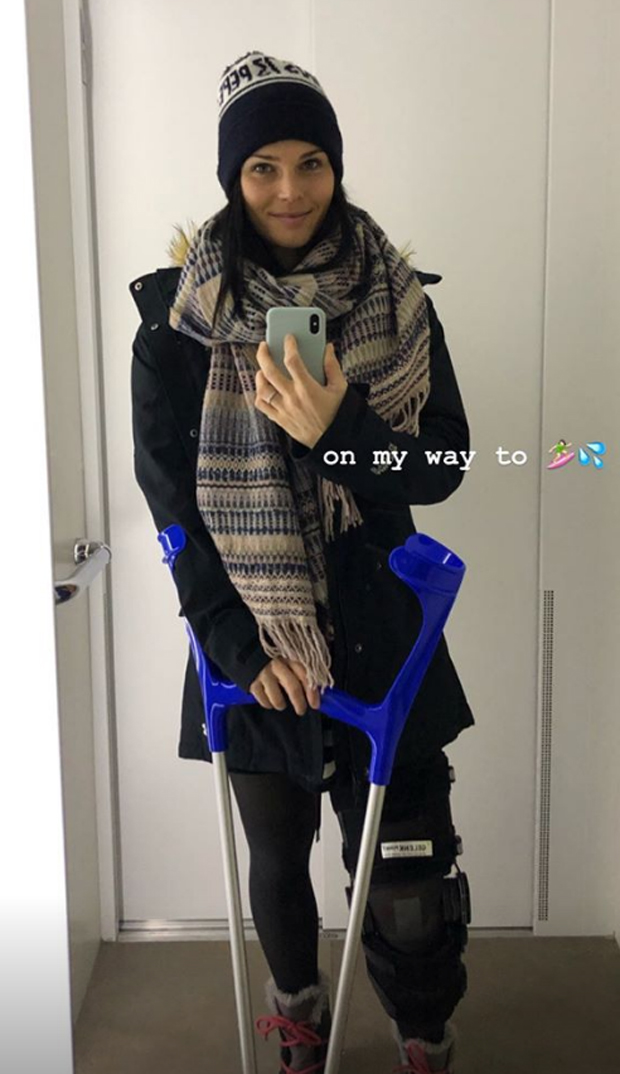 Anna Veith zeigt ihr Knie