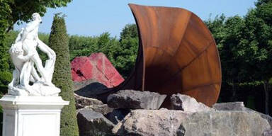 "Vagina"-Skulptur in Versailles beschmiert