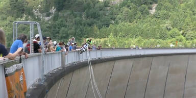 Irrer Weltrekord-Stunt: Mit Vespa von Staudamm gesprungen