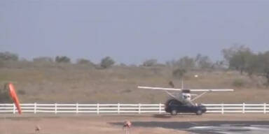 Horror-Crash: Flugzeug landet auf Auto