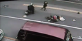 Motorradfahrer wird bei Fahrerflucht gefilmt