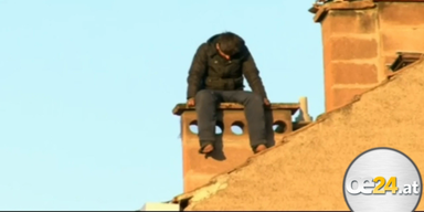 Dachbesetzer bewirft Polizei mit Ziegeln