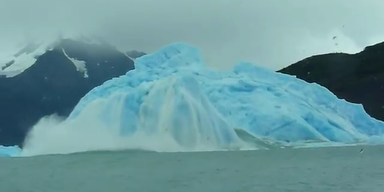Eisberg dreht sich um eigene Achse