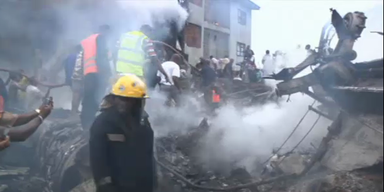 Über 150 Tote: Flugzeug stürzt in Wohngebiet