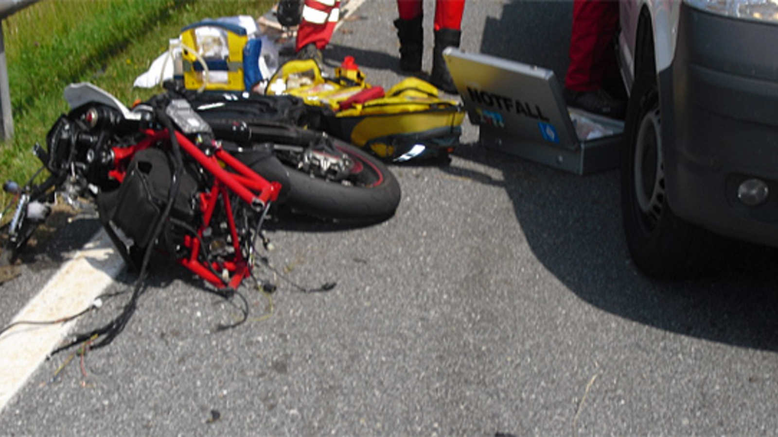 Motorrad Bei Crash Zerrissen - Oe24.at