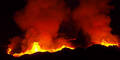 Drohne filmt direkt in Vulkan-Krater rein