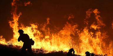 Waldbrand bedroht mehr als 2.000 Häuser