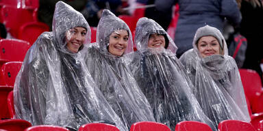 Englische Fans mit Regenschutz im Wembley Stadium