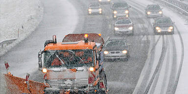 Schnee sorgt für Chaos auf A1 und A21