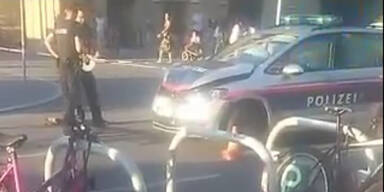 Polizeiwagen crasht bei Einsatzfahrt frontal mit Pkw