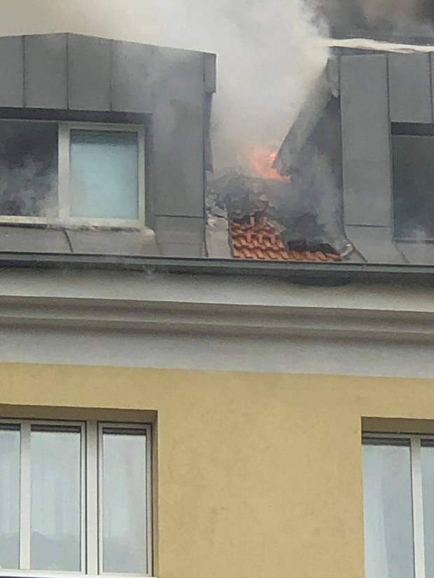 Dachbrand in Mehrparteienhaus - Fünf Verletzte