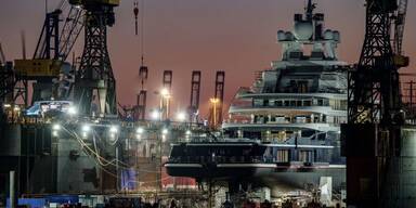 Oligarchen-Yacht ''Luna'' in Hamburg festgesetzt