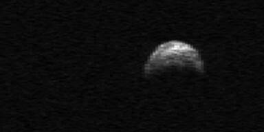 Asteroid raste knapp an der Erde vorbei