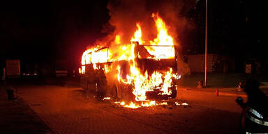 A12: Reisebus geht in Flammen auf 