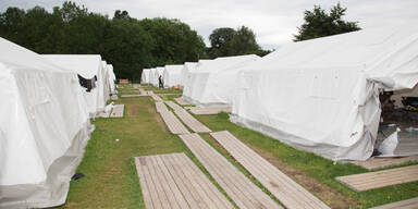 Zelte für 300 Flüchtlinge errichtet