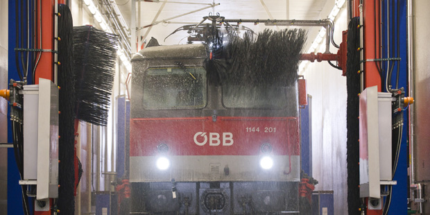 Hier fährt ein Zug in die Waschanlage